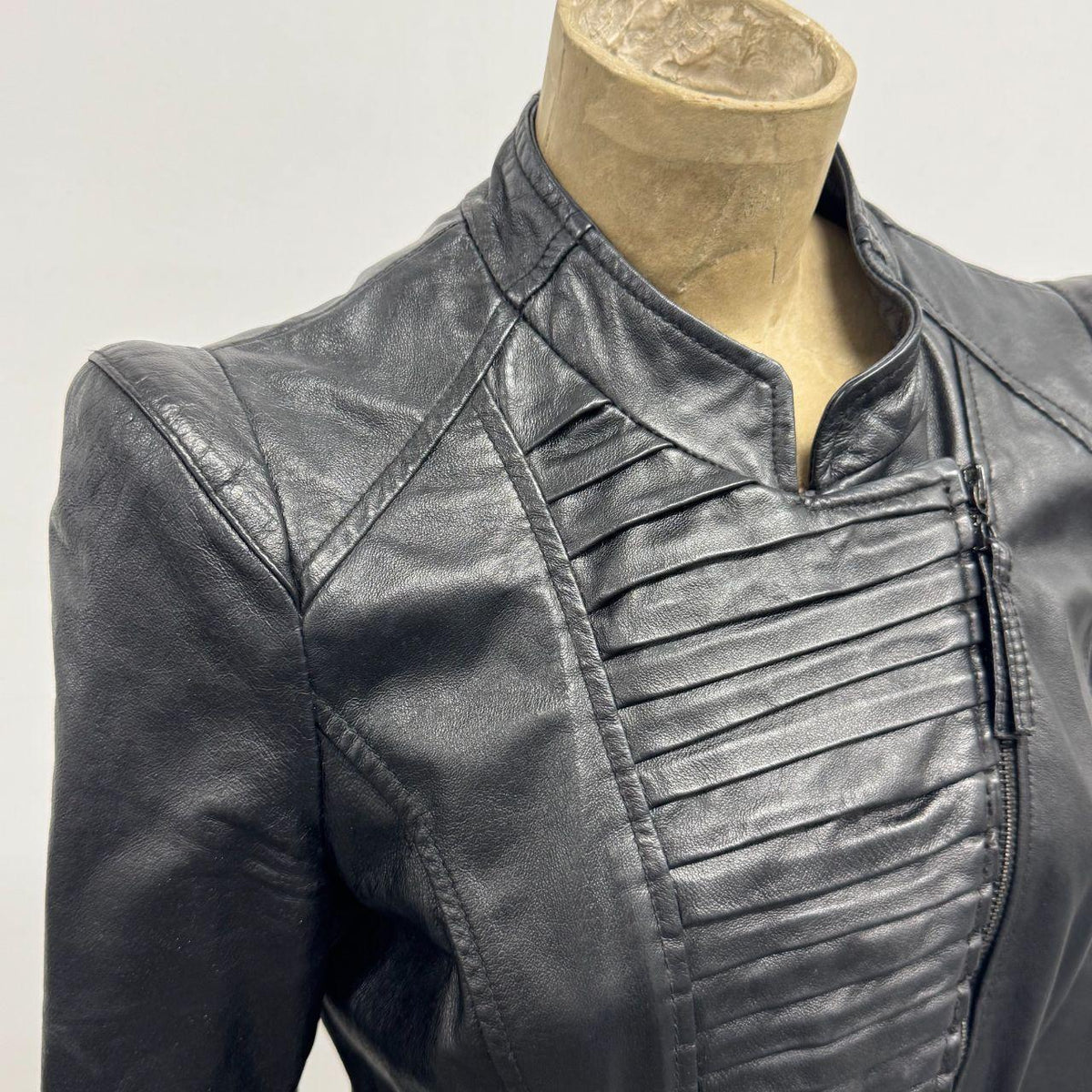 ONLY Cyberpunk Moto Genuine Leather Convertible 2-in-1 Cropped Jacket