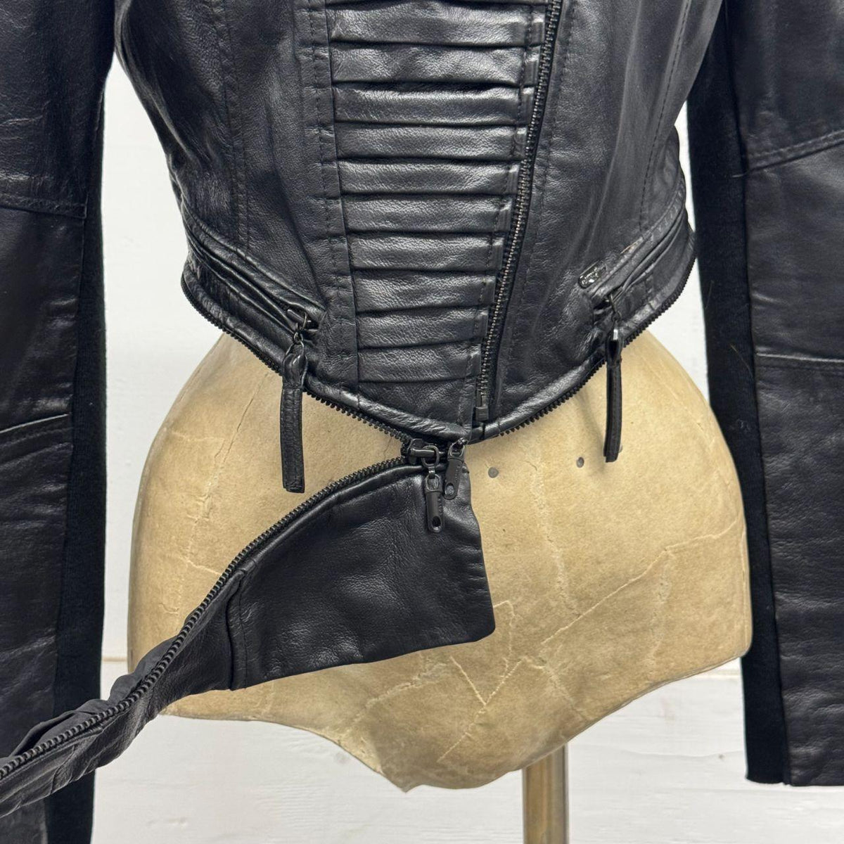 ONLY Cyberpunk Moto Genuine Leather Convertible 2-in-1 Cropped Jacket