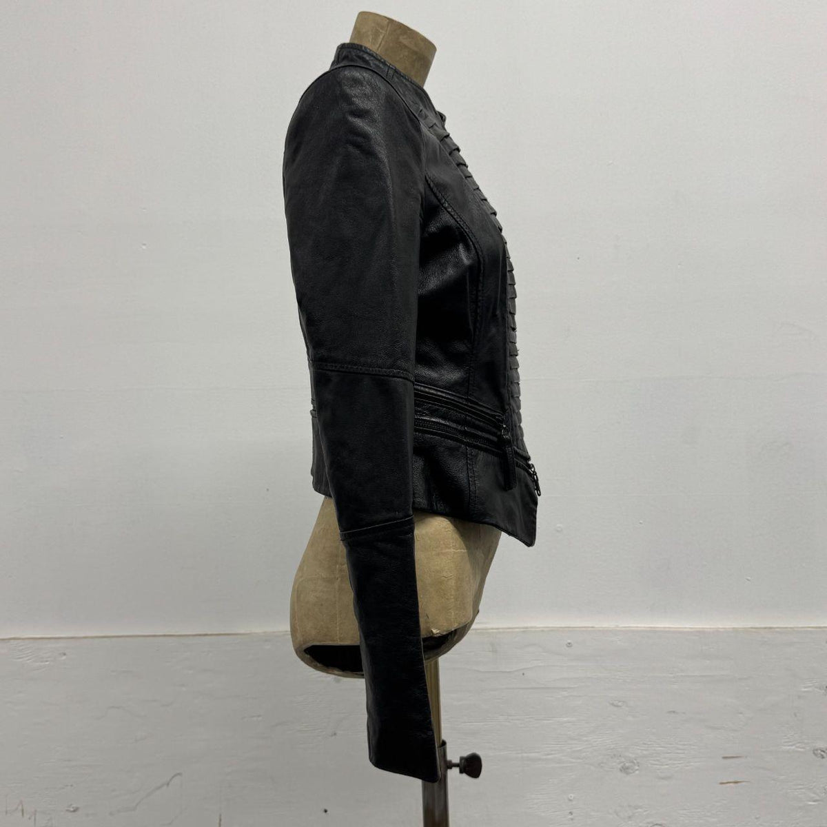 ONLY Cyberpunk Moto Genuine Leather Convertible 2-in-1 Cropped Jacket