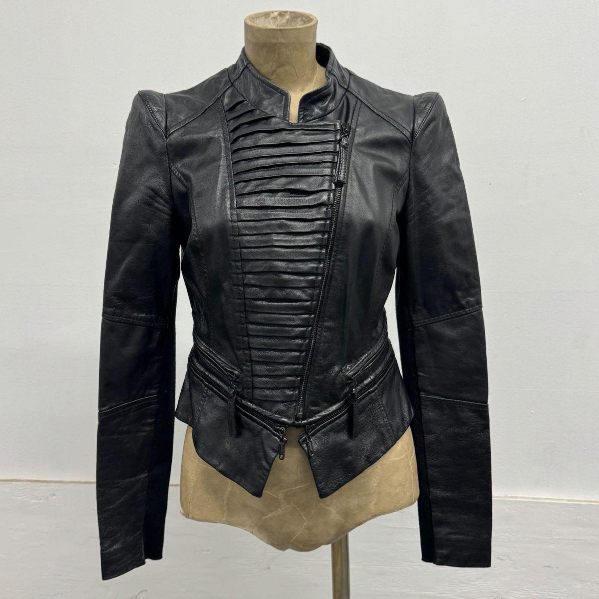 ONLY Cyberpunk Moto Genuine Leather Convertible 2-in-1 Cropped Jacket
